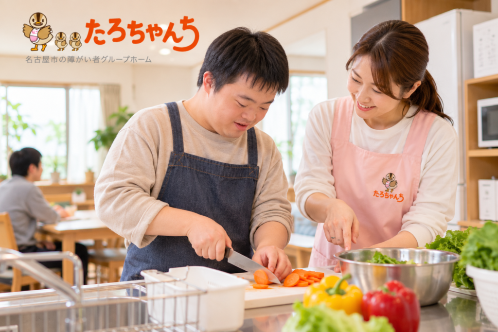 障がい者グループホームでスタッフと生活動作に取り組む利用者